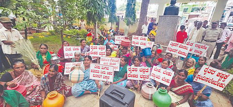 Public ಲಕ್ಷ್ಮೇಶ್ವರದಲ್ಲಿ ರೈತಪರ ಹೋರಾಟ ವೇದಿಕೆ ತಾಲೂಕಾಧ್ಯಕ್ಷ ಮಂಜುನಾಥ ಮಾಗಡಿ ನೇತೃತ್ವದಲ್ಲಿ ಜಿಲ್ಲಾ ಯೋಜನಾ ನಿರ್ದೇಶಕರಿಗೆ ಮನವಿ ಸಲ್ಲಿಸಲಾಯಿತು.