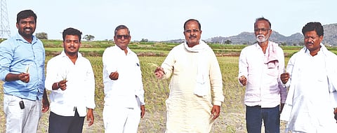 ಯಾದಗಿರಿ ತಾಲೂಕಿನ ಚಟ್ಟಳ್ಳಿ ಸೀಮೆಯ ಹೊಲಗಳಿಗೆ ಶುಕ್ರವಾರ ಭೇಟಿ ನೀಡಿದ ಬಿಜೆಪಿ ಹಿರಿಯ ಮುಖಂಡ ರಾಚಣ್ಣಗೌಡ ಮುದ್ನಾಳ್ ನೇತೃತ್ವದ ನಿಯೋಗ ಬೆಳೆ ಒಣಗಿದ್ದನ್ನು ಪ್ರದರ್ಶಿಸಿದರು. ಭೀಮಣ್ಣಗೌಡ ಕ್ಯಾತನಾಳ ಇತರರಿದ್ದರು.