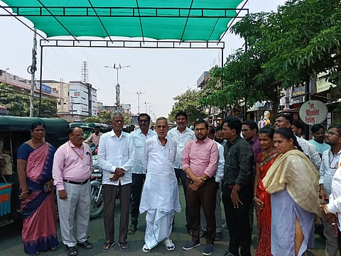 ನಗರಸಭೆಯಿಂದ ಯಾದಗಿರಿ ನಗರದ ಸುಭಾಷ ವೃತ್ತದ ಬಳಿ ಎರಡು ಕಡೆ ಹಾಕಲಾದ ಹಸಿರು ನೆರಳಿನ ಪರದೆ ಸ್ಥಳವನ್ನು ಶುಕ್ರವಾರ ಶಾಸಕ ಚನ್ನಾರಡ್ಡಿ ಪಾಟೀಲ್​ ತುನ್ನೂರ ಪರಿಶೀಲಿಸಿದರು. ನಗರಸಭೆ ಪೌರಾಯುಕ್ತ ಉಮೇಶ ಚವ್ಹಾಣ್​, ಜಿಲ್ಲಾ ನಗರಾಭಿವೃದ್ಧಿ ಕೋಶ ಯೋಜನಾ ನಿರ್ದೇಶಕ ಲಕ್ಷ್ಮೀ ಕಾಂತ ರೆಡ್ಡಿ ಇತರರಿದ್ದರು.