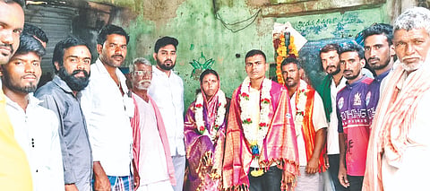 ಯಾದಗಿರಿ ತಾಲೂಕಿನ ಗುಂಡಳ್ಳಿಯಲ್ಲಿ ವೀರಯೋಧ ಬೀರಪ್ಪ ಅವರನ್ನು ಬಿಜೆಪಿ ಯುವಮೋರ್ಚಾ ಜಿ¯್ಲÁಧ್ಯಕ್ಷ ಶ್ರೀಧರ ಸಾಹುಕಾರ ಸನ್ಮಾನಿಸಿದರು. ಮಂಜುನಾಥ ಗುತ್ತೇದಾರ್, ಮಲ್ಲು ಕೋಲಿವಾಡ, ಅರುಣ ಹೊರಮನಿ ಸಾಹುಕಾರ, ಅಮರೇಶ್ ನಾಲ್ವಡಗಿ, ಯಲ್ಲಪ್ಪ ಗುಂಡಗರ್ತಿ, ಮರೆಪ್ಪ ಬಲಕಲï ಇತರರಿದ್ದರು.