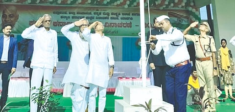 ಯಾದಗಿರಿ ಜಿಲ್ಲಾ ಕ್ರೀಡಾಂಗಣದಲ್ಲಿ ಜಿಲ್ಲಾಡಳಿತ ಗುರುವಾರ ಆಯೋಜಿಸಿದ್ದ ಕಲ್ಯಾಣ ಕರ್ನಾಟಕ ಉತ್ಸವ ದಿನ ನಿಮಿತ್ತ ಜಿಲ್ಲಾ ಉಸ್ತುವಾರಿ ಸಚಿವ ಡಾ.ಶರಣಪ್ರಕಾಶ ಪಾಟೀಲ್ ಧ್ವಜÁರೋಹಣ ನೆರವೇರಿಸಿದರು. ಶಾಸಕ ಚನ್ನಾರಡ್ಡಿ ಪಾಟೀಲ್ ತುನ್ನೂರ, ಡಿಸಿ ರಾಹುಲ್ ಪಾಂಡ್ವೆ ಇತರರಿದ್ದರು.