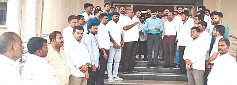 ಶಹಾಪುರದ ಸರ್.ಎಂ.ವಿಶ್ವೇಶ್ವರಯ್ಯ ಕಟ್ಟಡ ಕಾರ್ಮಿಕರ ಸಂಘದ ಪ್ರದೀಪ ಅಣಬಿ ವಿರುದ್ಧ ಕಾನೂನು ಕ್ರಮ ಜರುಗಿಸುವಂತೆ ಆಗ್ರಹಿಸಿ ರಾಜ್ಯ ಸರ್ಕಾರಿ ನೌಕರರ ಸಂಘದ ಜಿಲ್ಲಾ ಘಟಕದ ಪದಾಽಕಾರಿಗಳು ಜಿಲ್ಲಾಽಕಾರಿಗೆ ಮನವಿ ಸಲ್ಲಿಸಿದರು. ಜಿಲ್ಲಾಧ್ಯಕ್ಷ ರಾಯಪ್ಪಗೌಡ ಹುಡೇದ್, ರಂಗನಾಥ, ಅಶೋಕ ಕಲಾಲ್, ಮಹೇಶ, ನವೀನ್‌ಕುಮಾರ, ವೀರಭದ್ರಸ್ವಾಮಿ, ರವೀಂದ್ರ ಇತರರಿದ್ದರು.