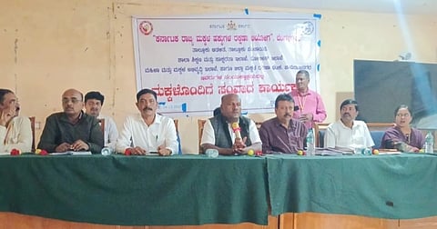 ಯಳಂದೂರು ಪಟ್ಟಣ ತಾಲೂಕು ಪಂಚಾಯಿತಿ ಕಚೇರಿಯ ಸಭಾಂಗಣದಲ್ಲಿ ಮಂಗಳವಾರ ಮಕ್ಕಳ ಹಕ್ಕುಗಳ ರಕ್ಷಣೆ ಆಯೋಗ ತಾಲೂಕು ಆಡಳಿತ ಸೇರಿದಂತೆ ವಿವಿಧ ಇಲಾಖೆಯಗಳ ಸಹಯೋಗದಲ್ಲಿ ಮಕ್ಕಳೊಂದಿಗೆ ಸಂವಾದ ಕಾರ್ಯಕ್ರಮದಲ್ಲಿ ಮಕ್ಕಳ ಹಕ್ಕುಗಳ ರಕ್ಷಣಾ ಆಯೋಗದ ಸದಸ್ಯರಾದ ವೆಂಕಟೇಶ್ ಮಾತನಾಡಿದರು. ಉಮೇಶ್, ನಂಜುಂಡಯ್ಯ ಸೇರಿದಂತೆ ಇತರರು ಇದ್ದರು.