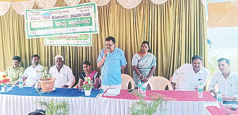 ಯಳಂದೂರು ತಾಲೂಕಿನ ಗುಂಬಳ್ಳಿ ಗ್ರಾಮದ ಸರ್ಕಾರಿ ಪ್ರೌಢಶಾಲಾ ಆವರಣದಲ್ಲಿ ಶನಿವಾರ ಹಮ್ಮಿಕೊಂಡಿದ್ದ ಮಕ್ಕಳ ಹಾಗೂ ಮಹಿಳಾ ಗ್ರಾಮಸಭೆಯಲ್ಲಿ ಪಿಡಿಒ ಬಸವಣ್ಣ ಮಾತನಾಡಿದರು. ಅಧ್ಯಕ್ಷೆ ಪುಟ್ಟಮಾಧವಿ ಇತರರು ಇದ್ದರು.