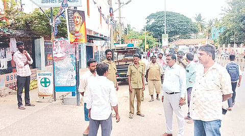 ಯಳಂದೂರು ಪಟ್ಟಣದ ರಸ್ತೆ ಬದಿಯಲ್ಲಿ ಫುಟ್‌ಪಾತ್ ಒತ್ತುವರಿ ತೆರವು ಕಾರ್ಯಾಚರಣೆ ನಡೆಸಲಾಯಿತು. ಮುಖ್ಯಾಧಿಕಾರಿ ಎಂ.ಪಿ.ಮಹೇಶ್‌ಕುಮಾರ್, ಆರೋಗ್ಯಾಧಿಕಾರಿ ರಾಘವೇಂದ್ರ ಇತರರು ಇದ್ದರು.