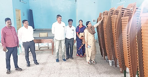 ಯಳಂದೂರು ಪಟ್ಟಣದ ಸಿಡಿಎಸ್ ಸಮುದಾಯ ಭವನಕ್ಕೆ ಎಸ್.ಎಲ್. ನಯನಾ ಭೇಟಿ ನೀಡಿ ಪರಿಕರಗಳನ್ನು ವೀಕ್ಷಿಸಿದರು. ಮುಖ್ಯಾಧಿಕಾರಿ ಮಹೇಶ್‌ಕುಮಾರ್ ಇದ್ದರು. 