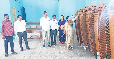    ಯಳಂದೂರು ಪಟ್ಟಣದ ಸಿಡಿಎಸ್ ಸಮುದಾಯ ಭವನಕ್ಕೆ ಎಸ್.ಎಲ್. ನಯನಾ ಭೇಟಿ ನೀಡಿ ಪರಿಕರಗಳನ್ನು ವೀಕ್ಷಿಸಿದರು. ಮುಖ್ಯಾಧಿಕಾರಿ ಮಹೇಶ್‌ಕುಮಾರ್ ಇದ್ದರು. 