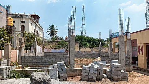 ಯಳಂದೂರು ಪಟ್ಟಣದ ದೇವಾಂಗ ಬೀದಿಯಲ್ಲಿ ಅರ್ಧಕ್ಕೆ ನಿಂತಿರುವ ಪಶು ಆಸ್ಪತ್ರೆ ಕಟ್ಟಡ ಕಾಮಗಾರಿ.