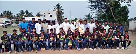 ಭೀಮಕಪ್ ಕ್ರಿಕೆಟ್ ಪಂದ್ಯಾವಳಿಯಲ್ಲಿ ವಿಜೇತರಾದ ಕೆಸ್ತೂರು ಗ್ರಾಮದ ಡಿ. ಚಾಲೆಂಜರ್ಸ್ ತಂಡಕ್ಕೆ ಕಾಂಗ್ರೆಸ್ ಮುಖಂಡ ಕಂದಹಳ್ಳಿ ನಂಜುಂಡಸ್ವಾಮಿ ಕಪ್ ವಿತರಿಸಿದರು.