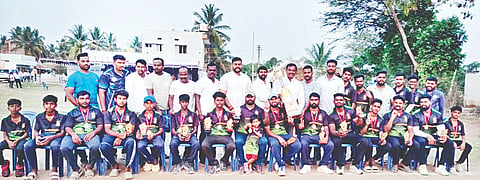 ಭೀಮಕಪ್ ಕ್ರಿಕೆಟ್ ಪಂದ್ಯಾವಳಿಯಲ್ಲಿ ವಿಜೇತರಾದ ಕೆಸ್ತೂರು ಗ್ರಾಮದ ಡಿ. ಚಾಲೆಂಜರ್ಸ್ ತಂಡಕ್ಕೆ ಕಾಂಗ್ರೆಸ್ ಮುಖಂಡ ಕಂದಹಳ್ಳಿ ನಂಜುಂಡಸ್ವಾಮಿ ಕಪ್ ವಿತರಿಸಿದರು.
