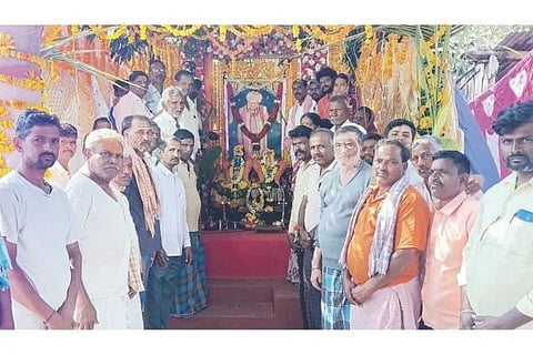 ಯಲಬುರ್ಗಾ ಮುಧೋಳ ರಸ್ತೆಯ ಶ್ರೀ ಸಿದ್ಧರಾಮೇಶ್ವರ ಕಾಲನಿಯಲ್ಲಿ ಪಂ.ಪುಟ್ಟರಾಜ ಗವಾಯಿಗಳ ಮೂರ್ತಿ ಪ್ರತಿಷ್ಠಾಪನೆ ಕಾರ್ಯಕ್ರಮ ನಡೆಯಿತು. ಪ್ರಾಥಮಿಕ ಕೃಷಿ ಪತ್ತಿನ ಸಹಕಾರಿ ಸಂಘದ ಅಧ್ಯಕ್ಷ ದೊಡ್ಡಯ್ಯ ಗುರುವಿನ, ಪ್ರಮುಖರಾದ ಕಳಕಪ್ಪ ತಳವಾರ, ಅಶೋಕ ಮಾಲಿಪಾಟೀಲ್, ಸುರೇಶ ನಡಲುಮನಿ, ಶರಣಪ್ಪ ಹಡಪದ, ಈರಪ್ಪ ಕಲಕಬಂಡಿ, ಹನಮಂತಪ್ಪ ವಾಲ್ಮೀಕಿ, ಶರಣಮ್ಮ ಪೂಜಾರ ಇತರರಿದ್ದರು.