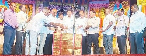 ಯಲಬುರ್ಗಾ ತಾಲೂಕಿನ ಚಿಕ್ಕಮ್ಯಾಗೇರಿ ಗ್ರಾಮದಲ್ಲಿ ಅಭಿನವ ಗವಿಶ್ರೀ ನಾಟ್ಯ ಸಂಘದಿಂದ ‘ತಾಯಿಯ ಮಡಿಲು’ ನಾಟಕ ಪ್ರದರ್ಶನಕ್ಕೆ ತಾಪಂ ಮಾಜಿ ಉಪಾಧ್ಯಕ್ಷ ಕಳಕಪ್ಪ ಕಂಬಳಿ ಚಾಲನೆ ನೀಡಿದರು. ಮಾಜಿ ಸೈನಿಕ ಶಂಕ್ರಪ್ಪ ಮೆಣಸಿಗೇರಿ, ನಟ ತಿರುಪತಿ ರಾಠೋಡ, ಮುಖ್ಯ ಶಿಕ್ಷಕ ಬಸವರಾಜ ಮಾಸ್ತಿ, ಸುರೇಶ ವೇದಪಾಠಕ, ಶರಣಪ್ಪ ಚನ್ಯಾಳ, ನೌಕರ ಸಂಘದ ತಾಲೂಕು ಅಧ್ಯಕ್ಷ ಸಿದ್ದಲಿಂಗಪ್ಪ ಶ್ಯಾಗೋಟಿ ಇತರರಿದ್ದರು.