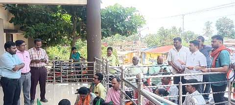 ಯಲ್ಲಾಪುರದ ಪಪಂ ಕಾರ್ಯಾಲಯದ ಎದುರು ಪಟ್ಟಣದ ವಿವಿಧ ಸಮಸ್ಯೆಗಳನ್ನು ಪರಿಹರಿಸುವಂತೆ ಆಗ್ರಹಿಸಿ ಬಿಜೆಪಿ ಪ್ರಮುಖರು ಪಪಂ ಎದುರು ಸಾಂಕೇತಿಕ ಧರಣಿ ನಡೆಸಿದರು. ಹರಿಪ್ರಕಾಶ ಕೋಣೆಮನೆ, ಪ್ರಸಾದ ಹೆಗಡೆ, ಸೋಮು ನಾಯ್ಕ, ವಿನೋದ ತಳೆಕರ್, ಶ್ಯಾಮಿಲಿ ಪಾಟಣಕರ್ ಇತರರಿದ್ದರು.