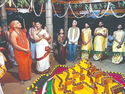 ಯಲ್ಲಾಪುರ ತಾಲೂಕಿನ ಉಮ್ಮಚಗಿಯ ಸುಮೇರು ಜ್ಯೋತಿರ್ವನದಲ್ಲಿ ಸುಮೇರು ದೀಪೋತ್ಸವವನ್ನು 'Sumeru Deepotsava' ಸ್ವರ್ಣವಲ್ಲಿಯ ಶ್ರೀ ಗಂಗಾಧರೇಂದ್ರ ಸರಸ್ವತೀ ಮಹಾಸ್ವಾಮಿಗಳು ಉದ್ಘಾಟಿಸಿದರು. ಡಾ.ಕೆ.ಸಿ ನಾಗೇಶ ಭಟ್ಟ, ಡಾ.ನಿವೇದಿತಾ ಇತರರಿದ್ದರು.