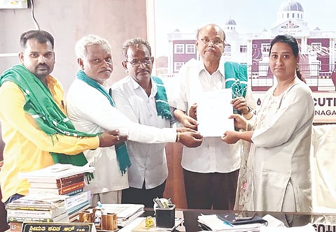 ಹಗರಿಬೊಮ್ಮನಹಳ್ಳಿ ತಾಲೂಕಿನ ಗ್ರಾಮೀಣ ರಸ್ತೆಗಳ ದುರಸ್ತಿಗೆ ಆಗ್ರಹಿಸಿ ತಹಸೀಲ್ದಾರ್ ಆರ್.ಕವಿತಾಗೆ ರಾಜ್ಯ ರೈತ ಸಂಘದಿಂದ ಮನವಿ ಸಲ್ಲಿಸಲಾಯಿತು. 