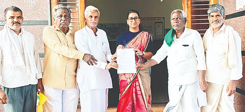 ಹಗರಿಬೊಮ್ಮನಹಳ್ಳಿಯಲ್ಲಿ ತಹಸೀಲ್ದಾರ್ ಆರ್.ಕವಿತಾಗೆ ಈರುಳ್ಳಿ ಬೆಳೆಗಾರರ ಸಂಘದಿಂದ ಮನವಿ ಸಲ್ಲಿಸಲಾಯಿತು. 