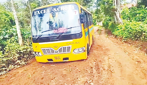ಖಾಸಗಿ ಶಾಲೆಯ ಬಸ್ ಒಂದು ಕೆಸರಿನಲ್ಲಿ ಹೂತು ಹೋಗಿ ಸಮಸ್ಯೆ.