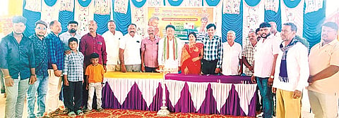 ಪಿರಿಯಾಪಟ್ಟಣದಲ್ಲಿ ಆಯೋಜಿಸಿದ್ದ ರಕ್ತದಾನ ಶಿಬಿರ ಹಾಗೂ ಕ್ರಿಕೆಟ್ ಪಂದ್ಯಾವಳಿಗೆ ಡಾ.ಬಿ.ಜೆ.ವಿಜಯಕುಮಾರ್ ಚಾಲನೆ ನೀಡಿದರು. ಅನಿಲ್ ಕುಮಾರ್, ಎಚ್.ಜಿ.ಪರಮೇಶ್, ಮಂಜು ಇತರರಿದ್ದರು.