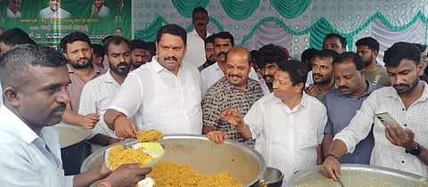 ಎಚ್.ಡಿ.ಕುಮಾರಸ್ವಾಮಿ ಹುಟ್ಟುಹಬ್ಬದ ಅಂಗವಾಗಿ ಪಿರಿಯಾಪಟ್ಟಣದ ಮಸಣಿಕಮ್ಮ ದೇವಸ್ಥಾನದ ಬಳಿ ಸಾರ್ವಜನಿಕರಿಗೆ ಅನ್ನ ಸಂತರ್ಪಣೆ ನಡೆಸಲಾಯಿತು. ಪಿ.ಎಂ.ಪ್ರಸನ್ನ, ಕೆ.ಸುರೇಶ್, ಪಿ.ಕೆ. ವಿಜಯ್ ಕುಮಾರ್ ಇತರರು ಇದ್ದರು.