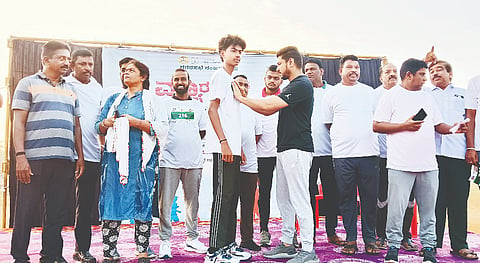 ನಂಜನಗೂಡಿನ ಜೂನಿಯರ್ ಕಾಲೇಜು ಕ್ರೀಡಾಂಗಣದಲ್ಲಿ ನಗರಸಭೆ ಆಯೋಜಿಸಿದ್ದ ಮ್ಯಾರಥಾನ್ ಸ್ಪರ್ಧೆಯಲ್ಲಿ ಭಾಗವಹಿಸಿದ್ದವರಿಗೆ ಸ್ಟಿಕ್ಕರ್ ಅಂಟಿಸುವ ಮೂಲಕ ಶಾಸಕ ದರ್ಶನ್ ಚಾಲನೆ ನೀಡಿದರು. ಆಯುಕ್ತರಾದ ಬಸವರಾಜು, ಶ್ರೀಕಂಠ ಸ್ವಾಮಿ, ಗಾಯತ್ರಿ ಮೋಹನ್ ಇತರರು ಇದ್ದರು.