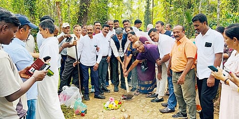 ಬೆಟ್ಟಗೇರಿ ಗ್ರಾಮ ಪಂಚಾಯಿತಿ ವ್ಯಾಪ್ತಿಯ ಹೆರವನಾಡು ಹಾಗೂ ಮದೆ ಪಂಚಾಯತ್ ವ್ಯಾಪ್ತಿಯ ಅವಂದೂರು ಗ್ರಾಮದಲ್ಲಿ ವಿವಿಧ ರಸ್ತೆ ಕಾಮಗಾರಿಗೆ ವಿರಾಜಪೇಟೆ ಶಾಸಕ ಎ.ಎಸ್.ಪೊನ್ನಣ್ಣ ಚಾಲನೆ ನೀಡಿದರು.