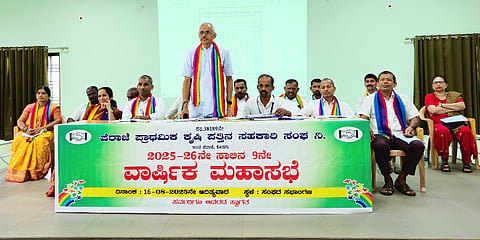 ಪೆರಾಜೆ ಪ್ರಾಥಮಿಕ ಕೃಷಿಕತ್ತಿನ ಸಹಕಾರ ಸಂಘದ ವಾರ್ಷಿಕ ಮಹಾಸಭೆಯಲ್ಲಿ ಅಧ್ಯಕ್ಷ ನಾಗೇಶ್ ಕುಂದಲ್ಪಾಡಿ ಮಾತನಾಡಿದರು. ಅಶೋಕ, ಜಯರಾಮ ನಿಡ್ಯಮಲೆ, ಸೀತಾರಾಮ ಕದಿಕಡ್ಕ ಇತರರು ಇದ್ದರು.