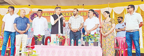 ಮಲ್ಮ ಹಾಕಿ ಕ್ಲಬ್ ಕಕ್ಕಬ್ಬೆ ವತಿಯಿಂದ ಹಾಕಿ ಕೂರ್ಗ್ ಸಹಯೋಗದೊಂದಿಗೆ ಜಿಲ್ಲಾ ಹಾಕಿ ಲೀಗ್‌ನ ಟಾಪ್ 8 ತಂಡಗಳ ನಡುವಿನ ಹಾಕಿ ಪಂದ್ಯಾವಳಿಯ ಸಮಾರೋಪ ಸಮಾರಂಭವನ್ನು ಶಾಸಕ ಎ.ಎಸ್.ಪೊನ್ನಣ್ಣ ಉದ್ಘಾಟಿಸಿ ಮಾತನಾಡಿದರು. ಹೆಡಿಕೇರಿ ಪ್ರಸನ್ನ, ಪಳಗಂಡ ಲವಕುಮಾರ್, ಮಾಪಂಗಡ ಯಮುನಾ ಚಂಗಪ್ಪ ಇತರರಿದ್ದರು.