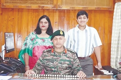 ಭಾರತೀಯ ಸೇನೆಯ ಬ್ರಿಗೇಡಿಯರ್ ಹುದ್ದೆಗೆ ಬಡ್ತಿ ಪಡೆದ ಕಂಡ್ರಥಂಡ ನಿತಿನ್ ಕುಟ್ಟಪ್ಪ ಅವರೊಂದಿಗೆ ಪತ್ನಿ ಮಾಯಾ ಮತ್ತು ಪುತ್ರ ರೋನಿತ್ ಇದ್ದಾರೆ.