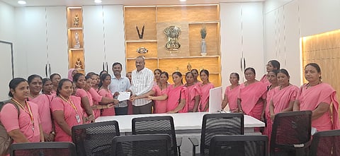 ಕೊಪ್ಪಳ ಜಿಲ್ಲಾಧಿಕಾರಿ ಭವನದಲ್ಲಿನ ಸಂಸದರ ಕಚೇರಿಯಲ್ಲಿ ರಾಜ್ಯ ಸಂಯುಕ್ತ ಆಶಾ ಕಾರ್ಯಕರ್ತೆಯರ ಸಂಘದ ಜಿಲ್ಲಾ ಸಮಿತಿಯಿಂದ ಸಂಸದ ರಾಜಶೇಖರ್​ ಹಿಟ್ನಾಳ್​ ಅವರಿಗೆ ವಿವಿಧ ಬೇಡಿಕೆಗಳ ಕುರಿತು ಮನವಿ ಸಲ್ಲಿಸಲಾಯಿತು. ಜಿಲ್ಲಾ ಅಧ್ಯಕ್ಷ ಶರಣು ಗಡ್ಡಿ, ಜಿಲ್ಲಾ ಕಾರ್ಯದರ್ಶಿ ಕೌಶಲ್ಯ ದೊಡ್ಡಗೌಡರ್​, ಶೋಭಾ ಹೂಗಾರ್​, ಅನ್ನಪೂರ್ಣ ಸೇರಿದಂತೆ ಇತರರಿದ್ದರು.