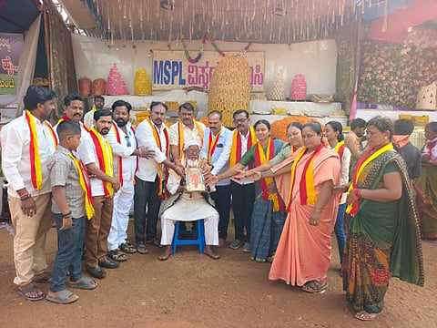 ಜಾತ್ರೆಯಲ್ಲಿ ಮಿಠಾಯಿ ಅಂಗಡಿಗಳ ಮಾಲೀಕರಿಗೆ ಕರ್ನಾಟಕ ರಕ್ಷಣಾ ವೇದಿಕೆಯಿಂದ ಸನ್ಮಾನಿಸಲಾಯಿತು. ಕರವೇ ಜಿಲ್ಲಾಧ್ಯಕ್ಷ ಬಿ.ಗಿರೀಶಾನಂದ ಜ್ಞಾನಸುಂದರ, ಜಿಲ್ಲಾ ಉಪಾಧ್ಯಕ್ಷ ಶಿವನಗೌಡ ಪಾಟೀಲ ಹಲಗೇರಿ, ಪ್ರಧಾನ ಕಾರ್ಯದರ್ಶಿ ನಿಂಗಪ್ಪ ಮೂಗಿನ್​ ಸೇರಿದಂತೆ ಇತರರಿದ್ದರು.
