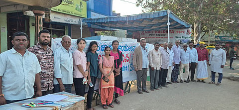 ಬಿಎಸ್​ಪಿಎಲ್​ ಸೇರಿ ಇನ್ನಿತರ ಕಾರ್ಖಾನೆಗಳ ವಿಸ್ತರಣೆ ಖಂಡಿಸಿ ಜಂಟಿ ಕ್ರಿಯಾ ಸಮಿತಿ ಕೊಪ್ಪಳದಲ್ಲಿ ಶನಿವಾರ ಸಹಿ ಸಂಗ್ರಹ 