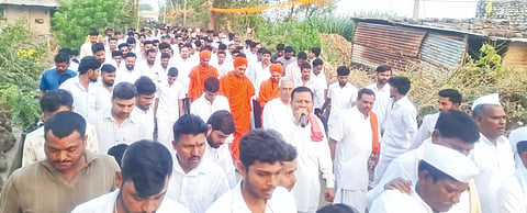 ಆಳಂದ ತಾಲೂಕಿನ ಹಳ್ಳಿಸಲಗರದಲ್ಲಿ ಮಂಗಳವಾರ ನಡೆದ ಸದ್ಭಾವನಾ ಪಾದಯಾತ್ರೆಯಲ್ಲಿ ಕೊಪ್ಪಳದ ಶ್ರೀ ಅಭಿನವ ಗವಿಸಿದ್ಧೇಶ್ವರ ಸ್ವಾಮೀಜಿ, ಶ್ರೀ ಅಭಿನವ ಶಿವಲಿಂಗ ಸ್ವಾಮೀಜಿ ಇತರರಿದ್ದರು.