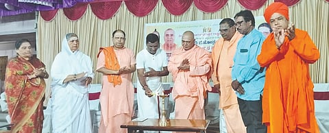 ಶ್ರೀಶೈಲದ ಜಗದ್ಗುರು ಸಾರಂಗಧರೇಶ್ವರ ರಾಷ್ಟ್ರೀಯ ಸೇವಾ ಪೀಠದಲ್ಲಿ ಯುಗಾದಿ ಮಹೋತ್ಸವ ನಿಮಿತ್ತ  ಮಂಗಳವಾರ ಆಯೋಜಿಸಿದ್ದ ಶಿವ ದರ್ಶನ ಪ್ರವಚನವನ್ನು ಶ್ರೀ ವೀರಭದ್ರ ಚನ್ನಮಲ್ಲ ದೇಶಿಕೇಂದ್ರ ಸ್ವಾಮೀಜಿ ಉದ್ಘಾಟಿಸಿದರು. ಜಗದ್ಗುರು ಶ್ರೀ ಡಾ.ಸಾರಂಗಧರ ದೇಶಿಕೇಂದ್ರ ಸ್ವಾಮೀಜಿ, ನೆಲೋಗಿ ಶ್ರೀ ಸಿದ್ಧಲಿಂಗ ಸ್ವಾಮೀಜಿ ಇತರರಿದ್ದರು.