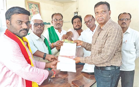  ಕಬ್ಬಿನ ಬಿಲ್​ ಪಾವತಿಸುವಂತೆ ಒತ್ತಾಯಿಸಿ ಆಳಂದ ತಾಲೂಕಿನ ಭೂಸನೂರಿನ ಎನ್​ಎಸ್​ಎಲ್​ ಸಕ್ಕರೆ ಕಾರ್ಖಾನೆ  ಉಪಾಧ್ಯ ಪುರುಷೋತ್ತಮ ಅವರಿಗೆ ರೈತರು ಮನವಿಪತ್ರ ಸಲ್ಲಿಸಿದರು. ಬಸವರಾಜ ಯಳಸಂಗಿ, ಮಲ್ಲಿನಾಥ ದುಗೊಂಡ, ಸೂರ್ಯಕಾಂತ, ಮಹೇಂದ್ರ ಇದ್ದರು.