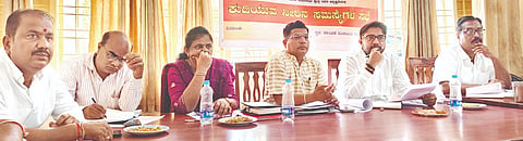 ಕಾಳಗಿ ತಾಪಂ ಸಭಾಂಗಣದಲ್ಲಿ ಹಮ್ಮಿಕೊಂಡಿದ್ದ ಕುಡಿಯುವ ನೀರಿನ ಸಮಸ್ಯೆಗಳ ಸಭೆಯಲ್ಲಿ ಶಾಸಕ ಡಾ.ಅವಿನಾಶ ಜಾಧವ್​ ಮಾತನಾಡಿದರು. ಪೃಥ್ವಿರಾಜ ಪಾಟೀಲ್​, ಬಸಲಿಂಗಪ್ಪ ಡಿಗ್ಗಿ, ಪಂಕಜಾ ಎ. ಇದ್ದರು.