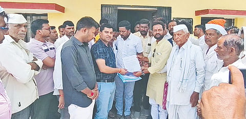 ಬಿತ್ತನೆ ಬೀಜ, ರಸಗೊಬ್ಬರ ವಿತರಣೆ ತಾರತಮ್ಯ ಮಾಡಲಾಗಿದೆ ಎಂದು ಆರೋಪಿಸಿ ರೈತರು ಖಜೂರಿಯಲ್ಲಿನ ರೈತ ಸಂಪರ್ಕ ಕೇಂದ್ರಕ್ಕೆ ಬೀಗ ಹಾಕಿ ಪ್ರತಿಭಟನೆ ನಡೆಸಿ ಅಧಿಕಾರಿಗಳಿಗೆ ಮನವಿಪತ್ರ ಸಲ್ಲಿಸಿದರು. ಪ್ರಫುಲ್​ ಆಳಂಗ, ಗುರುನಾಥ ಬಿರಾದಾರ, ಮಹೇಶ ಪಾಟೀಲ್​, ರಾಮನಗೌಡ ಬಿರಾದಾರ ಇತರರಿದ್ದರು.