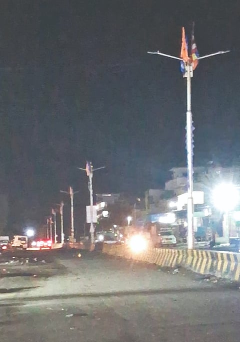 ಚಿಂಚೋಳಿ ತಾಲೂಕಿನ ಸುಲೇಪೇಟ ಗ್ರಾಮದ ಮುಖ್ಯರಸ್ತೆಯಲ್ಲಿನ ಬೀದಿದೀಪ ನಿರ್ವಹಣೆಯಿಲ್ಲದೆ ಹಾಳಾಗಿರುವುದು.