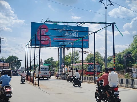ಕೊಪ್ಪಳದ ಅಶೋಕ ವೃತ್ತದಲ್ಲಿ ಕಿತ್ತು ನೆತಾಡುತ್ತಿದ್ದ ಹಸಿರು ಹೊದಿಕೆಯನ್ನು ತೆರವುಗೊಳಿಸಿರುವುದು.