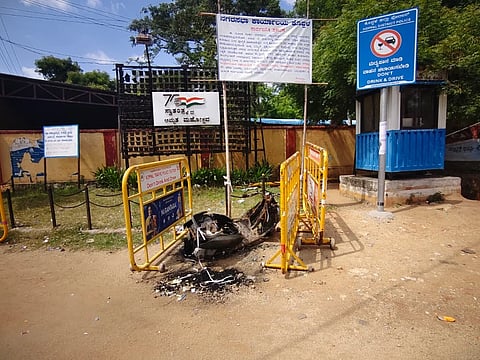 ಕೊಪ್ಪಳ ಅಶೋಕ ವೃತ್ತದ ಬಳಿ ಪ್ರತಿಭಟನೆ ವೇಳೆ ಬೆಂಕಿ ಹಚ್ಚಿ ಸುಟ್ಟ ದ್ವಿಚಕ್ರ ವಾಹನ ರಸ್ತೆ ಬದಿ ಬಿದ್ದಿರುವುದು.