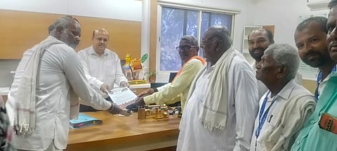 ಸಾಂಸತಿಕ ಕ್ಷೇತ್ರಕ್ಕೆ ಸಂಬಂಧಿಸಿದ ವಿವಿಧ ಸಮಸ್ಯೆ ಪರಿಹರಿಸುವಂತೆ ಒತ್ತಾಯಿಸಿ ಕ.ಕ ಕಲಾವಿದರ ಒಕ್ಕೂಟದ ಜಿಲ್ಲಾ ಸಮಿತಿಯಿಂದ ಡಿಸಿ ಡಾ. ಸುರೇಶ ಬಿ.ಇಟ್ನಾಳಗೆ ಮನವಿ ಸಲ್ಲಿಸಲಾಯಿತು. ಡಿ.ಎಸ್​. ಪೂಜಾರ, ಲಕ್ಷ$್ಮಣ ಪಿರಗಾರ,  ಶರಣು ಶೆಟ್ಟರ್​, ಮುತ್ತಣ್ಣ ವಿಶ್ವಕರ್ಮ, ಮುತ್ತಣ್ಣ ತೊಂಡಿಹಾಳ ಇದ್ದರು.