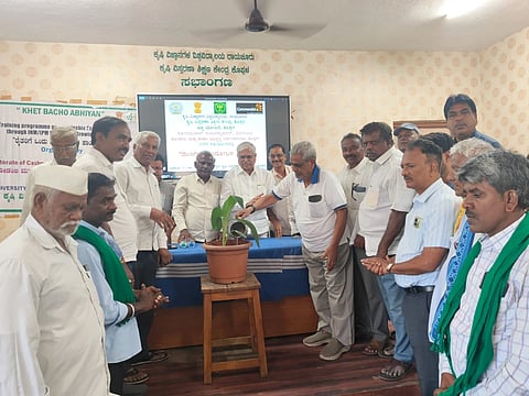 ಕೊಪ್ಪಳದ ಕೃಷಿ ವಿಸ್ತರಣಾ ಶಿಕ್ಷಣ ಕೇಂದ್ರದಲ್ಲಿ ಹಮ್ಮಿಕೊಂಡಿದ್ದ ಮುಂಗಾರು ಆಂದೋಲನ ಕಾರ್ಯಕ್ರಮವನ್ನು ಕೃಷಿಕ ಸಮಾಜದ ಜಿಲ್ಲಾ ಅಧ್ಯಕ್ಷ ಶರಣೇಗೌಡ ಮಾಲಿ ಪಾಟೀಲ ಉದ್ಘಾಟಿಸಿದರು. ಕೃಷಿ ಇಲಾಖೆ ಜಂಟಿ ನಿರ್ದೇಶಕ ಜಿ.ಡಿ. ಕೃಷ್ಣಮೂರ್ತಿ, ತಿಮ್ಮಣ್ಣ ಚವಡಿ, ಡಾ. ಬದರಿ ಪ್ರಸಾದ, ವಿರೂಪಣ್ಣ ನವೋದಯ, ಶಿವರಾಮ, ಶಿವಶಂಕರ್​ ಕುರೇಶಿ, ಶ್ರೀಪಾದ ಮುರುಡಿ ಇದ್ದರು.