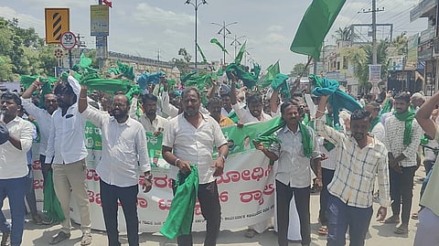 ಕೊಪ್ಪಳದಲ್ಲಿ ಕರ್ನಾಟಕ ರಾಜ್ಯ ರೈತ ಸಂಘ (ಚುನ್ನಪ್ಪ ಪುಜೇರಿ ಬಣ) ನಗರದಲ್ಲಿ 30ಕ್ಕೂ ಹೆಚ್ಚು ಟ್ರಾಕ್ಟರ್​ ಗಳೊಂದಿಗೆ ಬಸವೇಶ್ವರ ವೃತ್ತದಿಂದ ಅಶೋಕ ವೃತ್ತದವರೆಗೂ ಪ್ರತಿಭಟನಾ ಮೇರವಣಿಗೆ ನಡೆಸಿದರು. ಜಿಲ್ಲಾಧ್ಯಕ್ಷ ಸುಖಮುನಿಯಪ್ಪ ಬಿ., ಜಿಲ್ಲಾ ಉಪಾಧ್ಯಕ್ಷ ಹನುಮಂತ ನಾಯಕೋಡಿ, ರಾಜ್ಯ ಪ್ರಧಾನ ಕಾರ್ದರ್ಶಿ ಶರಣಪ್ಪ ಮುರಳಿ, ರಾಜ್ಯ ಕಾರ್ಯದರ್ಶಿ ಮಹೇಶಗೌಡ ಸುಬೇದಾರ್​, ಜಿಲ್ಲಾ ಪ್ರಧಾನ ಕಾರ್ಯದರ್ಶಿ ಹನುಮಂತ ನಾಯಕ ಇದ್ದರು.