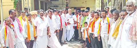 ದೋರನಹಳ್ಳಿಯಿಂದ ಇಬ್ರಾಹಿಂಪುರ ರಸ್ತೆ ದುರಸ್ತಿ ಮಾಡುವಂತೆ ಆಗ್ರಹಿಸಿ ಶಾಸಕ ಚನ್ನಾರಡ್ಡಿ ಪಾಟೀಲ್ ತುನ್ನೂರ ಅವರಿಗೆ ಗ್ರಾಮಸ್ಥರು ಮನವಿಪತ್ರ ಸಲ್ಲಿಸಿದರು. ಈರಪ್ಪ ಗಣೇರ, ಮರಲಿಂಗ ಎಂ.ಗಣೇರ, ಮಾನಪ್ಪ ಗಣೇರ, ಸಿದ್ರಾಮ ಓಕಳೇರ, ಮರಲಿಂಗ ಸಿ.ಗಣೇರ, ನಿಂಗಪ್ಪ ಗಣೇರ, ಕರಿನಿಂಗಪ್ಪ ಓಕಳೇರ, ಮರಿಲಿಂಗಪ್ಪ ದಂಡಿನ್, ಮುದುಕಪ್ಪ ಶಹಾಪುರ, ನಾಗಪ್ಪ ಘೋಶೆ ಇತರರಿದ್ದರು.