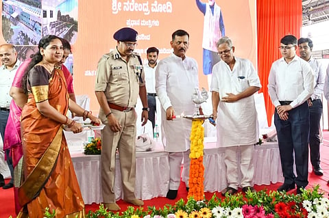 ಕೊಪ್ಪಳ ನಗರದ ನೂತನ ರೈಲು ನಿಲ್ದಾಣ ಲೋಕಾರ್ಪಣೆ ಕಾರ್ಯಕ್ರಮವನ್ನು ಶುಕ್ರವಾರ ಮುನಿರಾಬಾದ್​ ಕಾಡಾ ಅಧ್ಯಕ್ಷ ಹಸನ್​ಸಾಬ್​ ದೋಟಿಹಾಳ ಉದ್ಘಾಟಿಸಿದರು. ವರ್ತಕರ ಸಂದ ಜಿಲ್ಲಾಧ್ಯಕ್ಷ ಸಿದ್ದಣ್ಣ ನಾಲ್ವಾಡ,  ಎಡಿಆರ್​ಎಂ ಪ್ರೇಮ್​ಚಂದ್​ ಇದ್ದರು. 