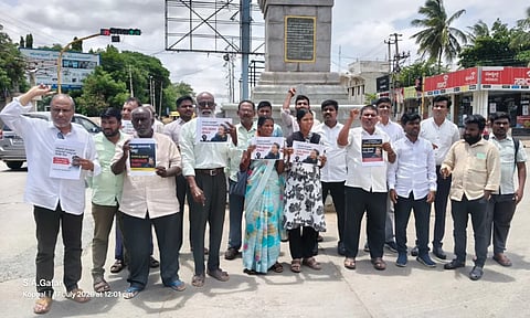 ಸೊನಮ್​ ವಾಂಗ್ಚುಕ್​ ಬೇಡಿಕೆಗೆ ಸ್ಪಂದಿಸಿ ಶಿಕ್ಷಣ ರಂಗದ ಸಮಸ್ಯೆ ಪರಿಹರಿಸುವಂತೆ ಒತ್ತಾಯಿಸಿ ಪ್ರಗತಿಪರ ಸಂಟನೆಗಳ ಮುಖಂಡರು ಶುಕ್ರವಾರ ಕೊಪ್ಪಳದಲ್ಲಿ ಪ್ರತಿಭಟನೆ ನಡೆಸಿದರು. ಪ್ರಮುಖರಾದ ಬಸವರಾಜ ಶೀಲವಂತರ, ಕಾಶಿಂ ನಾಗೇಶನಳ್ಳಿ, ಯಮನೂರಪ್ಪ ಈಳಿಗನೂರು, ಎಸ್​.ಎ.ಗಾರ್​, ಡಿ.ಎಂ.ಬಡಿಗೇರ, ಶಶಿಕಲಾ ಮಠದ, ಗೌರಿ ಗೋನಾಳ ಇದ್ದರು. 