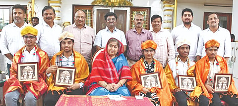 ನೀಟ್​ ಪರೀಕ್ಷೆಯಲ್ಲಿ ರಾಷ್ಟ್ರಮಟ್ಟದ ರ‍್ಯಾಂಕ್​ ಪಡೆದ ಕಲಬುರಗಿಯ ಶರಣಬಸವೇಶ್ವರ ವಸತಿ ಸಂಯುಕ್ತ ಪದವಿಪೂರ್ವ ಕಾಲೇಜಿನ (ಎಸ್​ಬಿಆರ್​) ವಿದ್ಯಾರ್ಥಿಗಳಾದ ಚನ್ನಬಸವ, ಸಿಮ್ರನ್​ ಬಾನು, ರೋಹಿತ್​, ನವೀನ್​, ಸಂಪತಕುಮಾರ ಅವರನ್ನು ಮಾತೋಶ್ರೀ ಡಾ.ದಾಕ್ಷಾಯಿಣಿ ಅಪ್ಪ ಸನ್ಮಾನಿಸಿ ಪ್ರೋತ್ಸಾಹಿಸಿದರು.