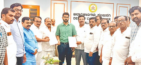 ಕಲಬುರಗಿಯಲ್ಲಿ ಜಿಲ್ಲಾಧಿಕಾರಿ ಇಕ್ರಮ್​ ಶರೀಪ್​ ಅವರಿಗೆ ಬಿಜೆಪಿ ಶಾಸಕರಾದ ಡಾ.ಬಿ.ಜಿ.ಪಾಟೀಲ್​, ಶಶೀಲ್​ ನಮೋಶಿ, ಡಾ.ಅವಿನಾಶ ಜಾಧವ್​, ಗ್ರಾಮೀಣ ಜಿಲ್ಲಾಧ್ಯಕ್ಷ ಅಶೋಕ ಬಗಲಿ, ಮಾಜಿ ಅಧ್ಯಕ್ಷ ಶಿವರಾಜ ಪಾಟೀಲ್​ ರದ್ದೇವಾಡಗಿ, ಮಾಜಿ ಶಾಸಕ ರಾಜಕುಮಾರ ತೆಲ್ಕೂರ, ಅವ್ವಣ್ಣ ಮ್ಯಾಕೇರಿ, ಶರಣಪ್ಪ ತಳವಾರ, ಲಿಂಗರಾಜ ಬಿರಾದಾರ ಶುಕ್ರವಾರ ಮನವಿಪತ್ರ ಸಲ್ಲಿಸಿದರು.