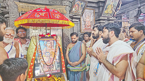  ದೇವಲಗಾಣಗಾಪುರದ ನಿರ್ಗುಣ ಮಠದಲ್ಲಿ ಸೋಮವಾರ ಶೃಂಗೇರಿ ಜಗದ್ಗುರು ಶ್ರೀ ವಿಧುಶೇಖರ ಭಾರತೀ ತೀರ್ಥರ ವರ್ಧಂತ್ಯುತ್ಸವ ನಿಮಿತ್ತ ವಿಶೇಷ ಪೂಜೆ ನೆರವೇರಿತು. ಪ್ರಿಯಾಂಕ್​ ಪೂಜಾರಿ, ಪ್ರಖ್ಯಾತ ಪೂಜಾರಿ ಇದ್ದರು.