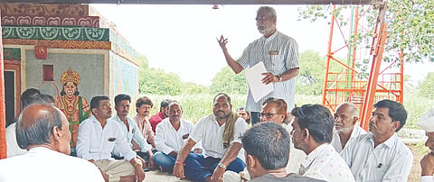 ಕುಲಾಲಿ ರೈಲ್ವೆ ಸ್ಟೇಷನ್​ ಬಳಿಯ ಹನುಮಾನ ಮಂದಿರದ ಆವರಣದಲ್ಲಿ ಹಮ್ಮಿಕೊಂಡಿದ್ದ ಸಭೆಯಲ್ಲಿ ಶಂಕರ ಚವ್ಹಾಣ್​ ಮಾತನಾಡಿದರು. ಹಣಮಂತ್ರಾಯ ಪಾಟೀಲ್​, ದತ್ತಾತ್ರೇಯ ಶಿರೂರ, ಭೀಮರಾಯ ಕುಮಸಿ ಇತರರಿದ್ದರು.