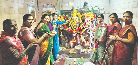 ಸುರಪುರ ನಗರದ ರಂಗಂಪೇಟೆಯ ಶ್ರೀ ಶರಣಬಸವೇಶ್ವರ ದೇವಸ್ಥಾನದ ಆವರಣದಲ್ಲಿರುವ ಹುತ್ತಿಗೆ ಸೋಮವಾರ ಮಹಿಳೆಯರು ಹಾಲೆರೆದರು.